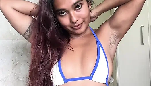 Tonton gadis mungil india ini mia z mencoba lingerie imut