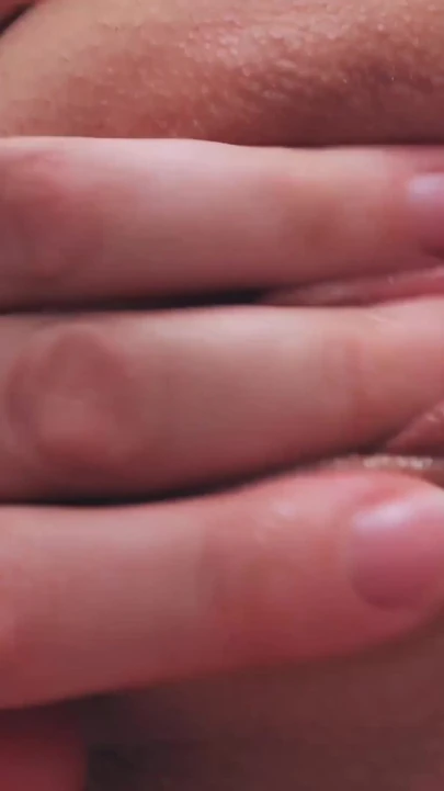 Moment inoubliable de « Une femme élégante et pulpeuse se masturbe pendant que son mari est au travail »