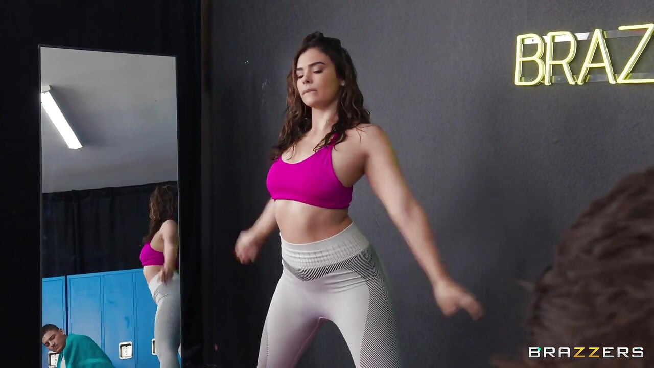 Brazzers - violet starr ve nina white taytlarını, bacak ısıtanları ve sıkı götlerini gösteriyor