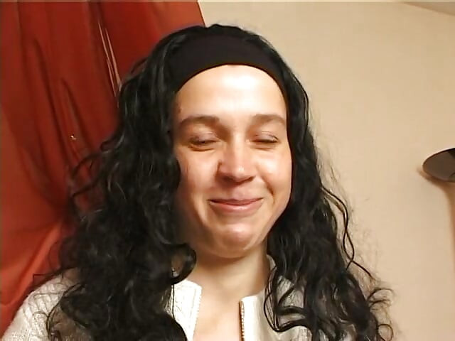 可爱的黑发女郎抚摸她的爱洞