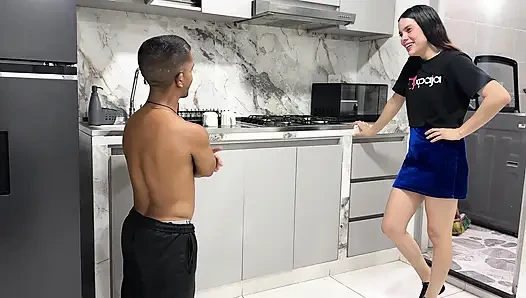 Yaramaz üvey kız kardeş büyük yarağını görene kadar küçük üvey erkek kardeşini azdırıyor, çok azgın oluyor ve onu sert sikiyor.