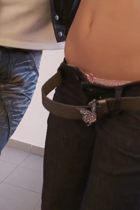 جنس يدوي على الدرج مع شقراء خاضعة