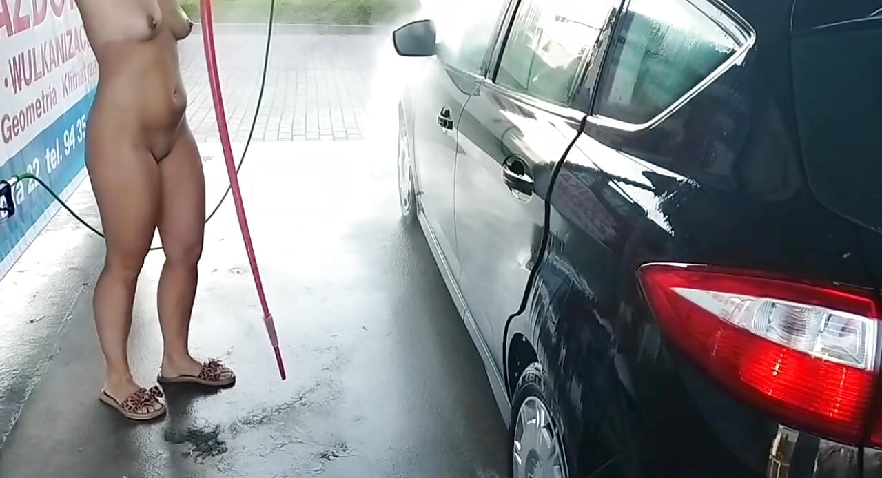 公共洗車場裸體洗車
