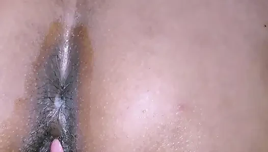 Pooja masukin botol ke dalam memek istri, masukin timun ke dalam pantat, memek dan pantatnya meledak.