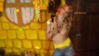 Karaoke chica tetona chupa y folla, parodia de la música porno.