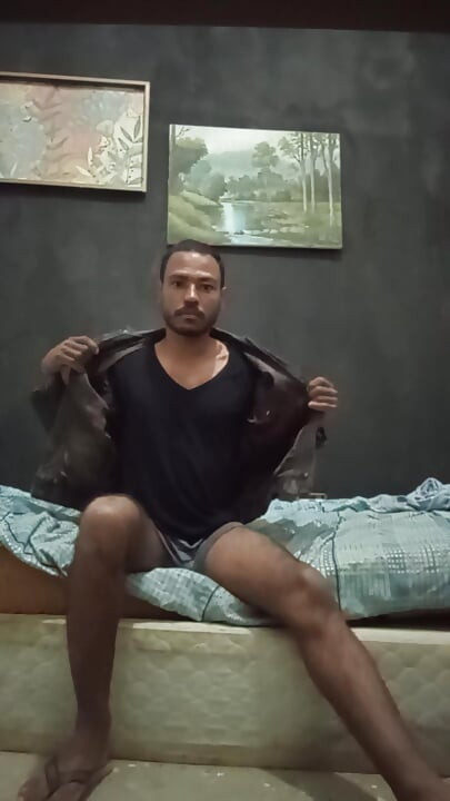 باوزودو ذو شعر داكن يستمني