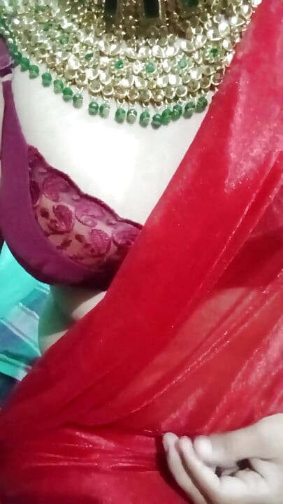 Indian Gay Crossdresser Bottom Gaurisissy Presarea sânii ei mari și se simte excitat în sari roșu cu Jwellery grele