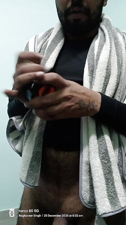 ชาย desi อินเดียเพลิดเพลินกับการอาบน้ําและโชว์ช่วยตัวเองกับลุงเจ้าหน้าที่ตํารวจเพื่อนบ้าน