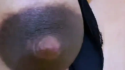 Arap güzel ateşli kolaj kız pansiyonda mastürbasyon yapıyor ve fışkırtarak orgazm oluyor!