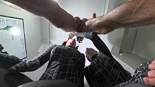 Büyük götlü ve büyük memeli örümcek kızlar içine boşalana kadar yarağa biniyor
