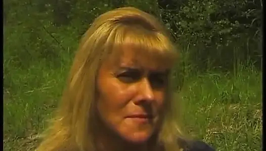 Behaarte blonde reife haben eine schöne zeit im freien