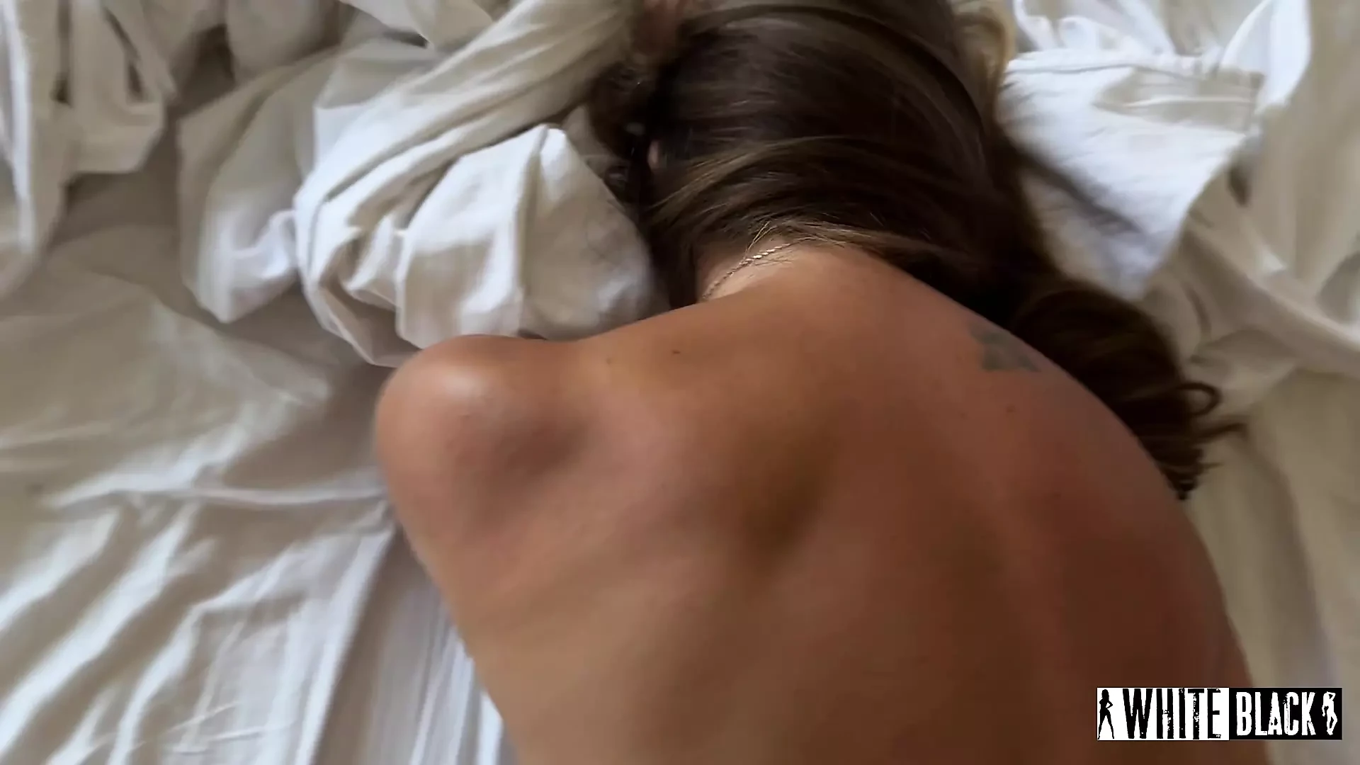 Che cagna traditrice! Una ragazza sposata vagava nella mia stanza e mi chiese di scoparla forte.