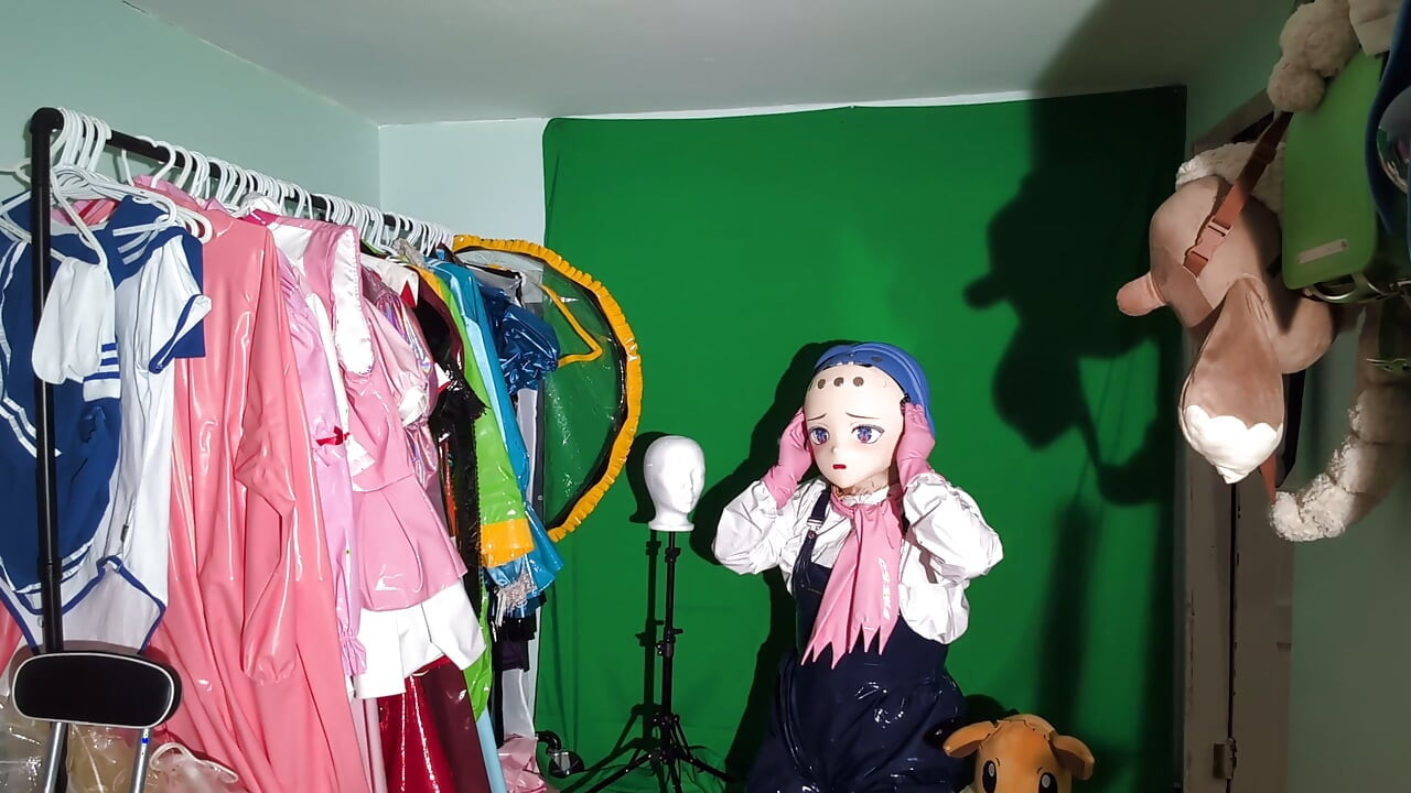 Cosplayer Kigurumi PVC Pakai Outfit Tukang Kebun Mainan Getar