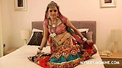 Gujarati indisches College-Schätzchen Jasmin Mathur Garba Dance