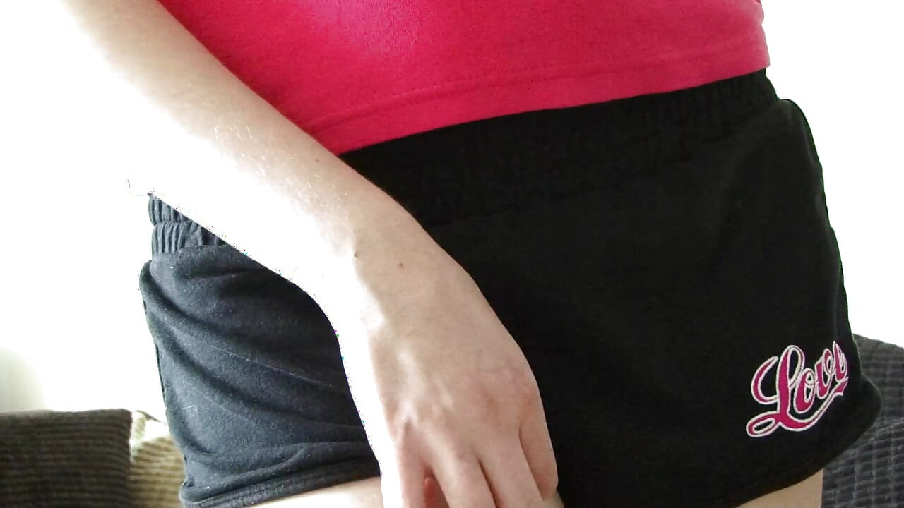 Prekrasna brineta s velikim sisama pozira gola