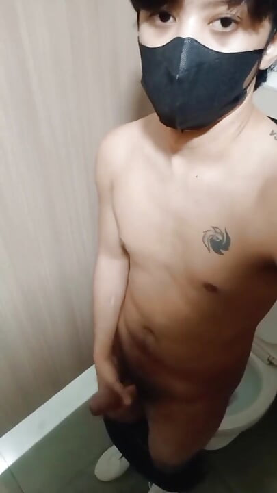 Připraveni na nevlastního otce, kde jsi? Masturbace Pinoy Twink a výstřik