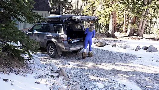 Leo si cewek hot rambut pirang dengan besar lagi asik ngintip