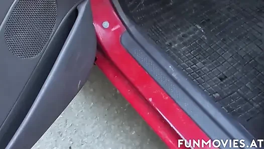 MILF spielt mit schwanz im auto