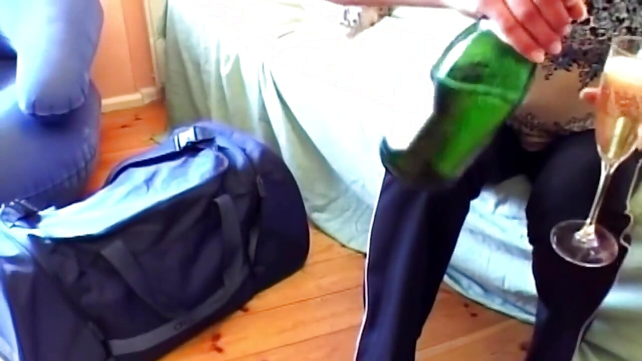A szőke amatőr vastag uborkát csúsztat mélyen a belsejébe