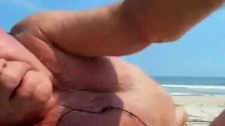 Morfar onanerar på stranden