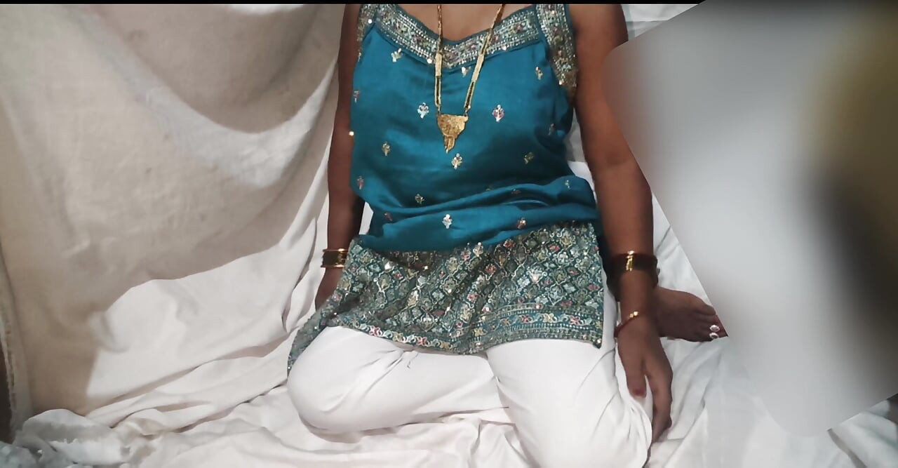 Desi het riktig sexvideo av Bhabhi som bär en klänning och bär en röd behå riktig desi indisk sex