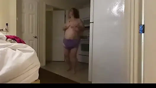 SSBBW Krankenschwester Vicki dehnt in ihrem schlafzimmer