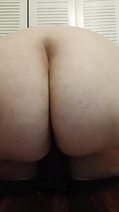 A BBW nagy fekete dildón lovagol