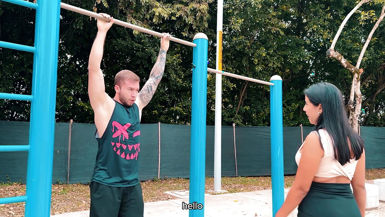 Latina Cu Fund Mare Seduce Și Este Futută De Un Bărbat Musculos În Noua Ei Casă