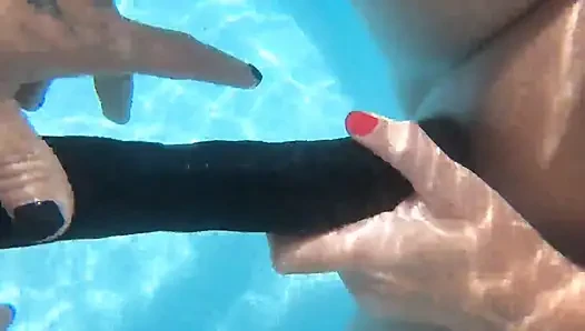 Camilla dan cheyenne lagi asik muasin memeknya pakai dildo ukuran dua kali di kolam renang