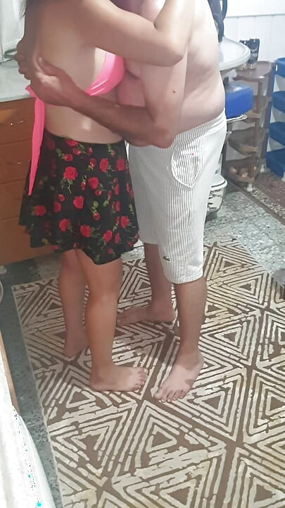 Kız arkadaşımı mutfağı temizlerken cinsel olarak uyandırma girişimlerim.