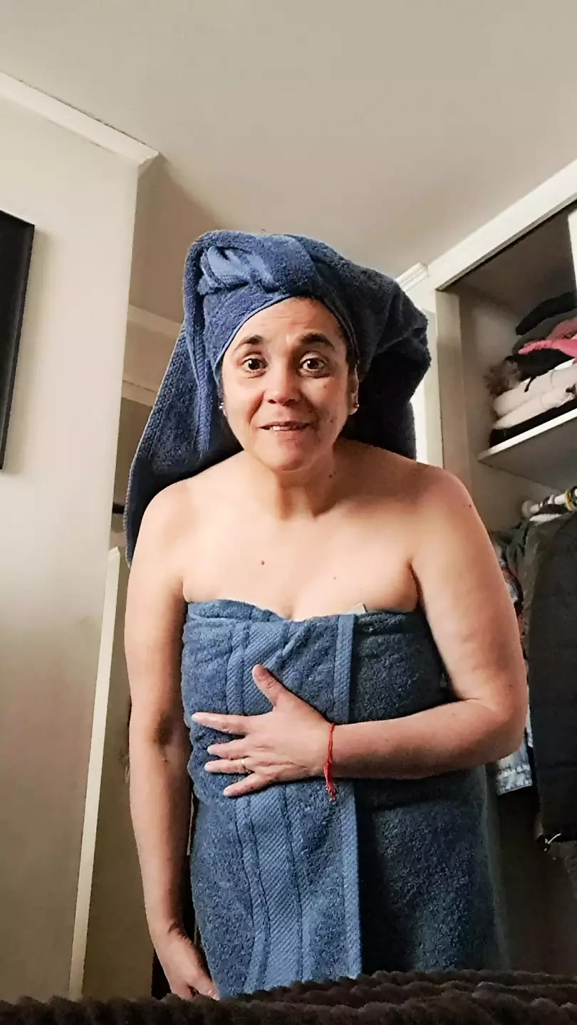 我丈夫的儿子在我的卧室里等待他的礼物