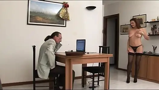 Sürtük sekreter edepsiz patronunun amcık arzusunu tatmin ediyor