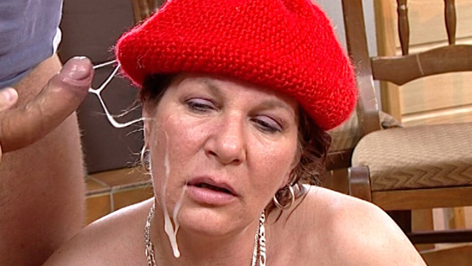 Diese traurige Großmutter hasst Gesichtsbesamungen