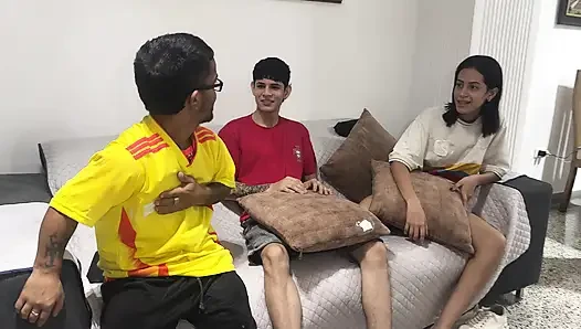 Sahabatku bersedih dengan kecemburuan saat aku meniduri istrinya yang terangsang dengan keras setelah kalah taruhan pada Kolombia - pertandingan Portugal