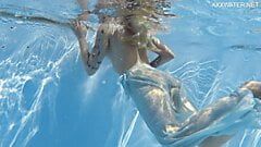 Мімі Сіка знову показує, як сексуально вона вміє плавати