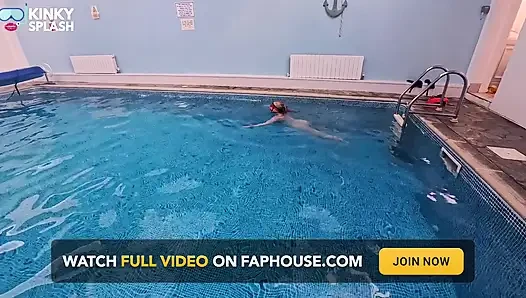 Unter wasser unterwerfung, ballknebel & beute mit verbundenen augen