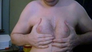 seksi adam göğüsler ile oynamak