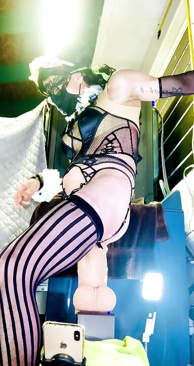 TS Teen com lingerie sexy cintiaalvarez414 monta um dildo anal monstruoso