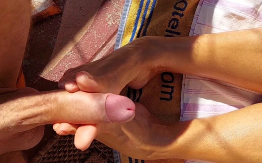 Selena lagi asik pose mesra-mesraan di luar ruangan