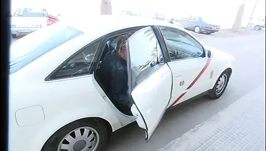 Sarışın hatun buharlı karşılaşmada taksi şoförünü baştan çıkarıyor