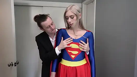 Schande teilnahme mit Kay Lovely als Supergirl