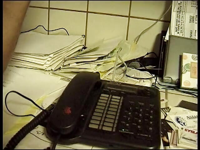 Sexet brunette og hendes blonde kæreste er forbundet med en hængt stud i sengen