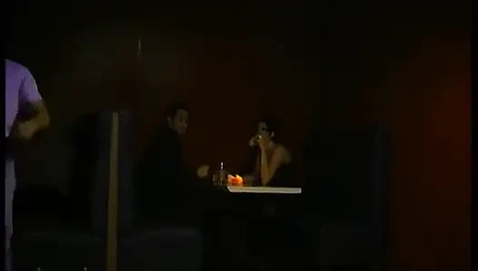 Две красивые брюнетки встречаются в клубе, чтобы потрахаться