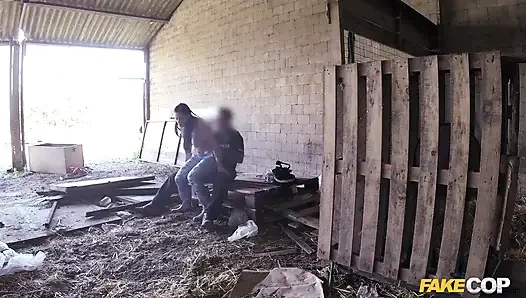 Fake cop - inked farmgirl braucht einen großen schwanz