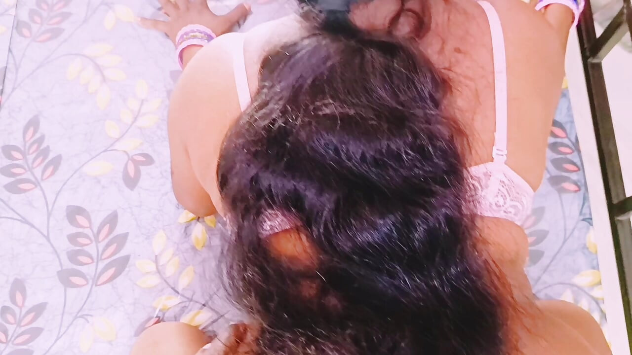 सेक्सी पत्नी पति को धोखा दे रही है डॉगी स्टाइल में पति के पिता तेलुगु गंदी बातें करते हैं।