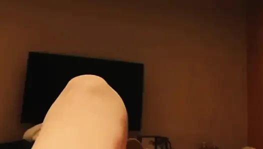 In einem raum in Florida masturbiert sie jeden tag und wartet darauf, dass sie ihr im chat eine nachricht senden