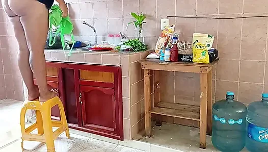 Tombul üvey anne mutfağı yıkıyor ve temiziyor