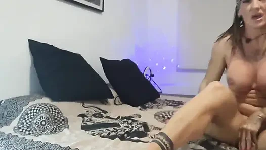 Фут-фетиш с розовыми ногтями дрочит большой член и трахается