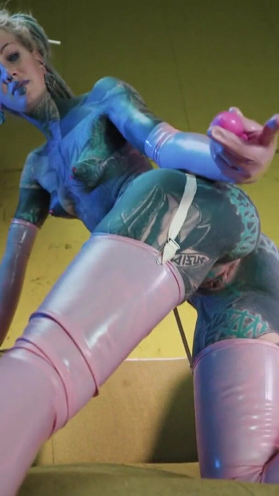 Σέξι κορίτσι με τατουάζ σε λάτεξ, παιχνίδια διπλής διείσδυσης, έντονη DP | Κλιπ 1