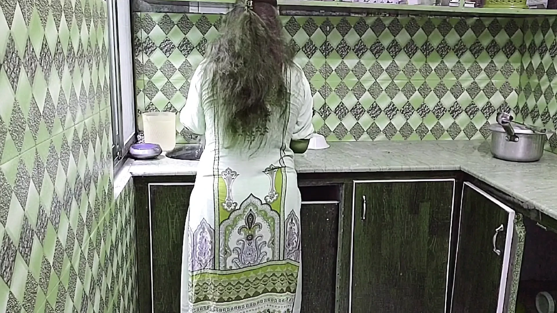 Indian Desi Aunty kitchen mai kam kr rahi thi pati ny a k Gand pakar li aur Bohat Chudai ki Gand phar d Hindi Audio Xxxxx Sex